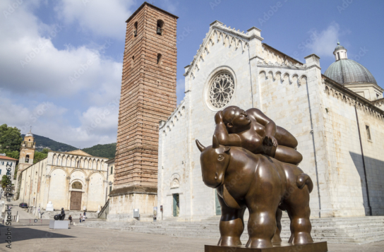 Pietrasanta, Sculture in Piazza del Duomo